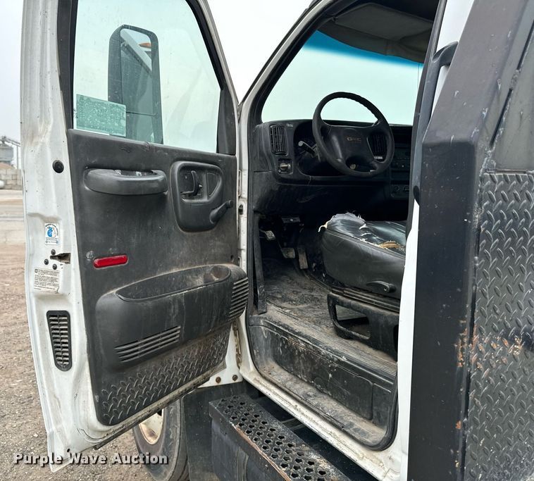 image for item DP8458 2005 GMC C7500 flatbed truck