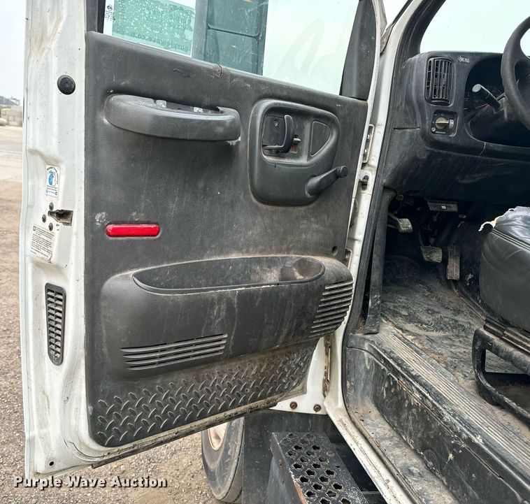 image for item DP8458 2005 GMC C7500 flatbed truck