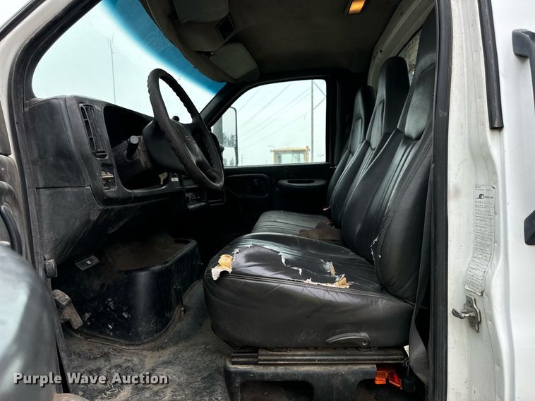 image for item DP8458 2005 GMC C7500 flatbed truck