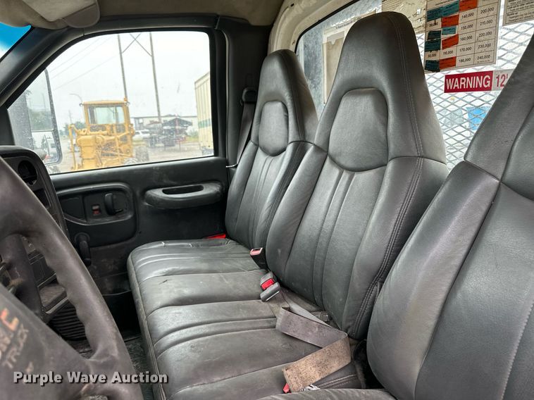 image for item DP8458 2005 GMC C7500 flatbed truck