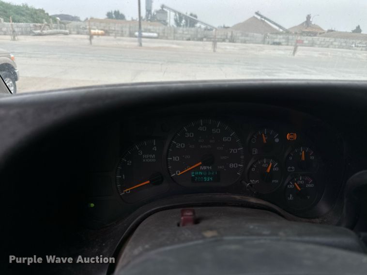 image for item DP8458 2005 GMC C7500 flatbed truck