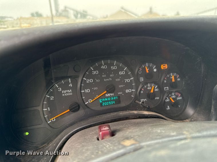 image for item DP8458 2005 GMC C7500 flatbed truck