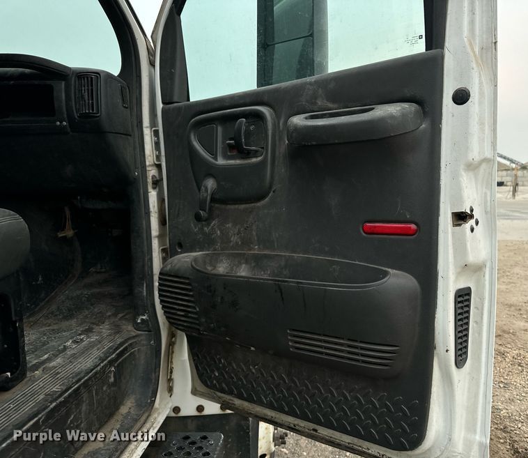 image for item DP8458 2005 GMC C7500 flatbed truck