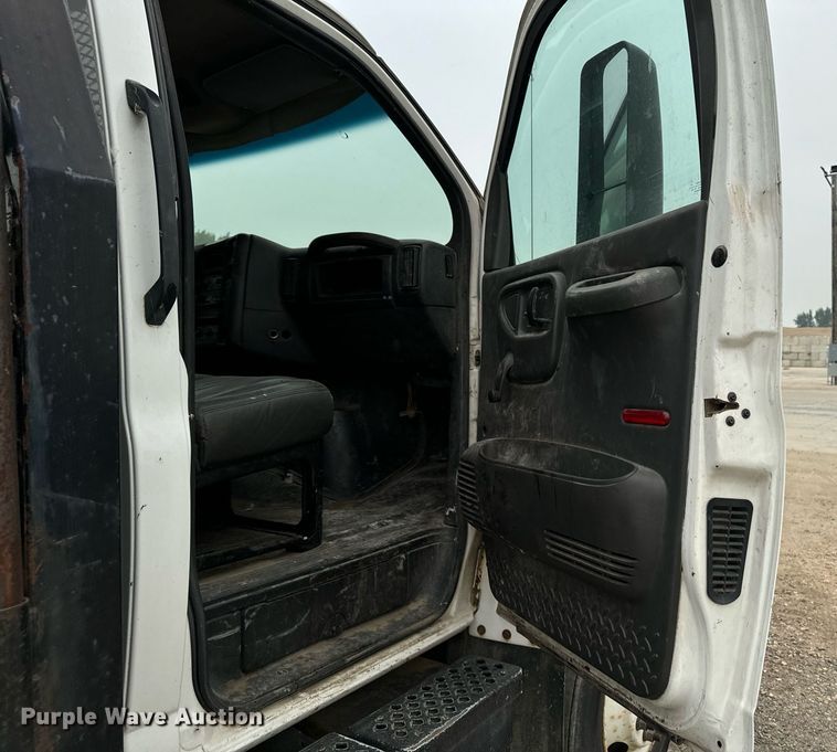 image for item DP8458 2005 GMC C7500 flatbed truck