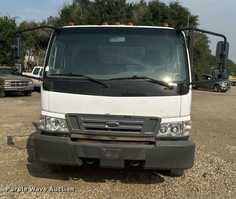image for item DP8459 2006 Ford LCF flatbed truck