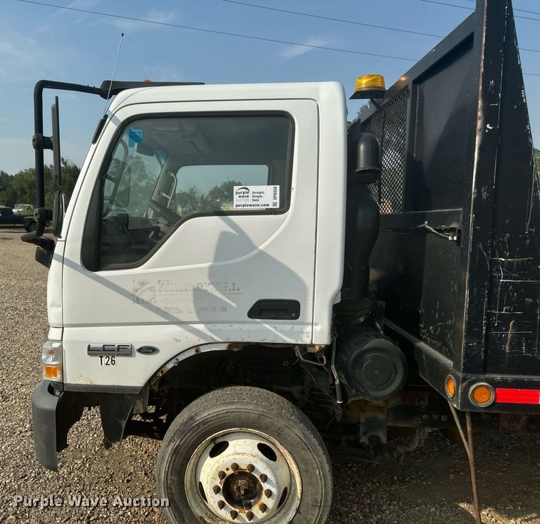 image for item DP8459 2006 Ford LCF flatbed truck