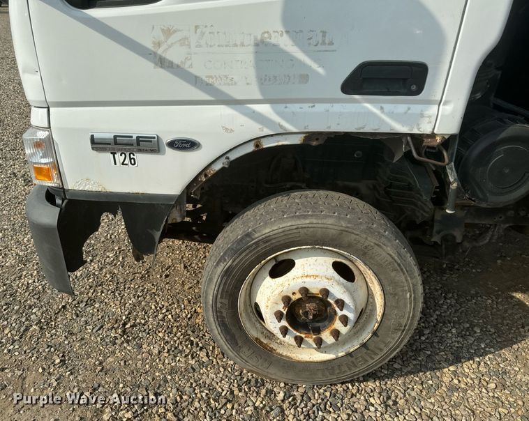 image for item DP8459 2006 Ford LCF flatbed truck