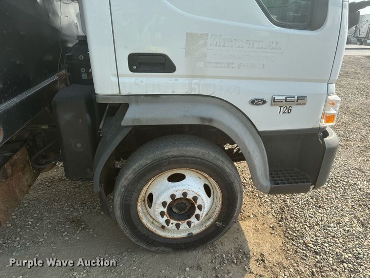 image for item DP8459 2006 Ford LCF flatbed truck