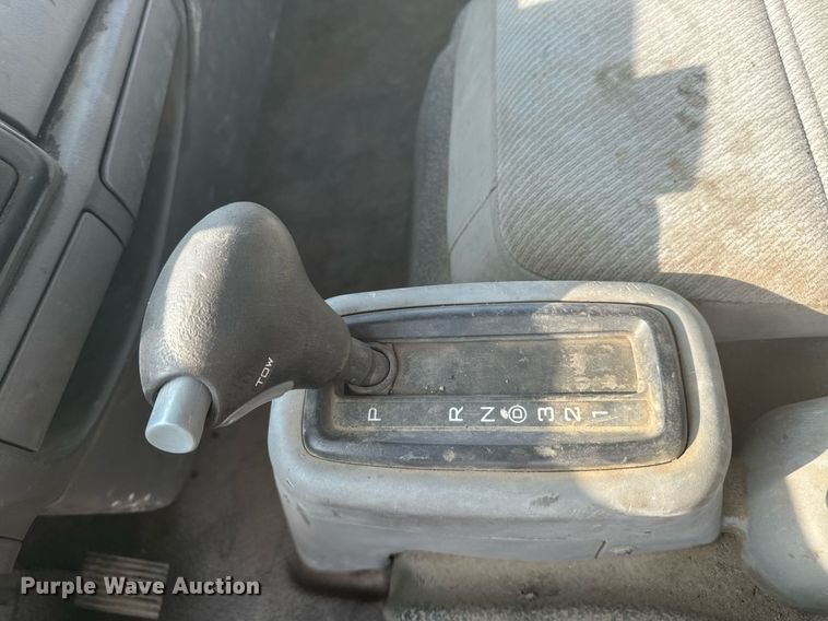 image for item DP8459 2006 Ford LCF flatbed truck