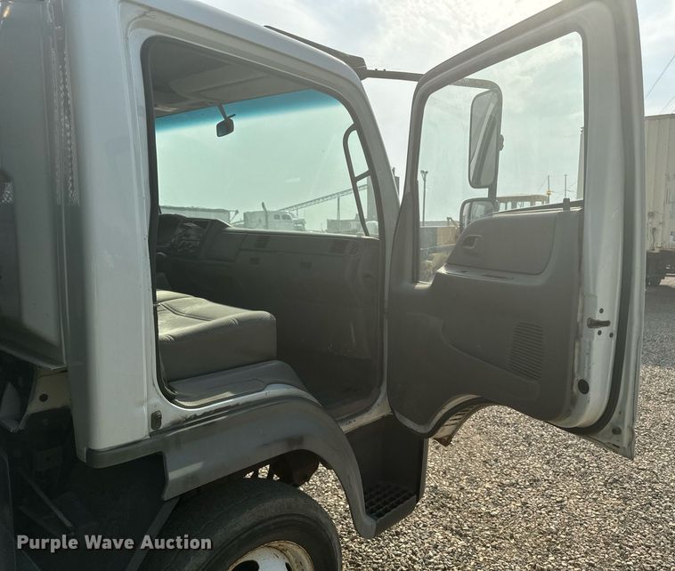 image for item DP8459 2006 Ford LCF flatbed truck