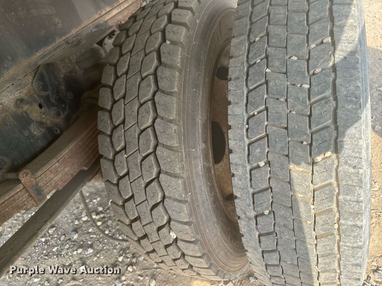 image for item DP8459 2006 Ford LCF flatbed truck