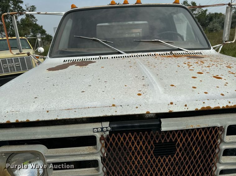 image for item DP8464 1975 GMC 5000 flatbed truck