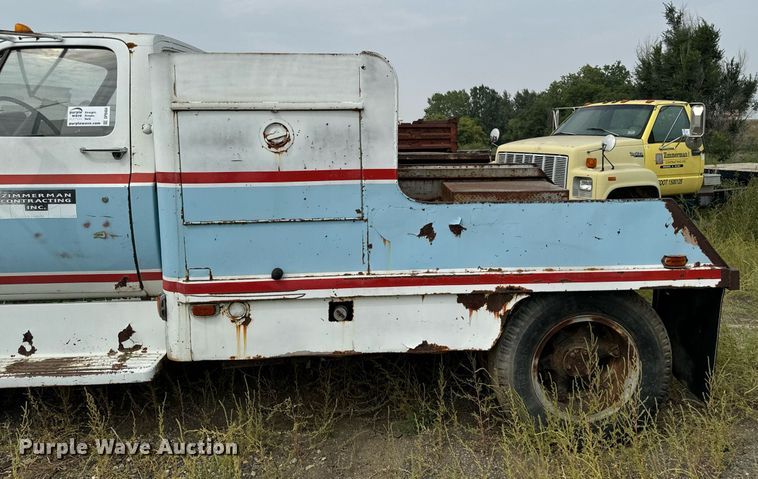 image for item DP8464 1975 GMC 5000 flatbed truck