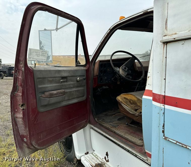 image for item DP8464 1975 GMC 5000 flatbed truck