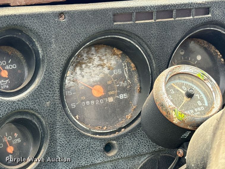 image for item DP8464 1975 GMC 5000 flatbed truck