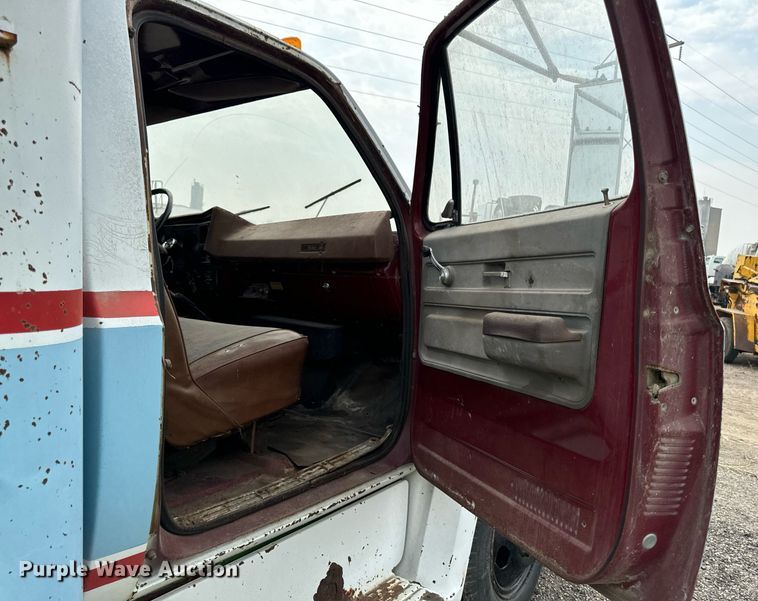 image for item DP8464 1975 GMC 5000 flatbed truck