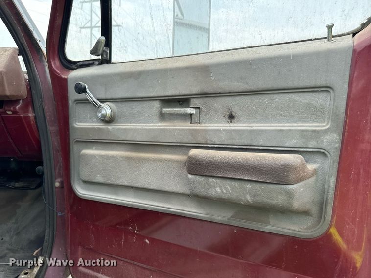 image for item DP8464 1975 GMC 5000 flatbed truck