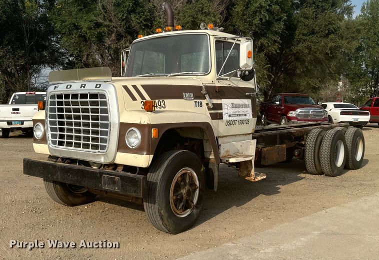 image for item DP8476 1981 Ford LT9000 truck cab and chassis