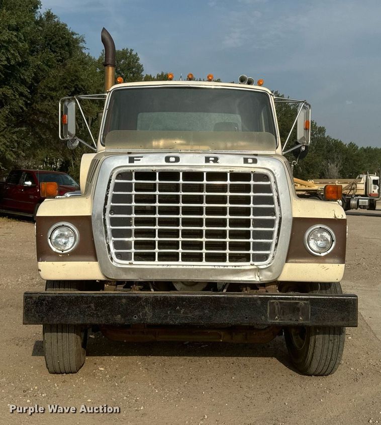 image for item DP8476 1981 Ford LT9000 truck cab and chassis