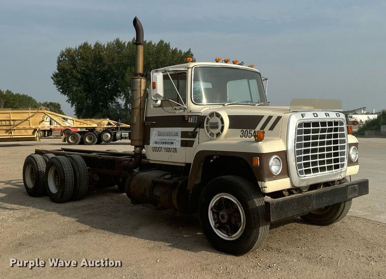 image for item DP8476 1981 Ford LT9000 truck cab and chassis