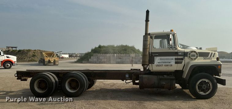 image for item DP8476 1981 Ford LT9000 truck cab and chassis