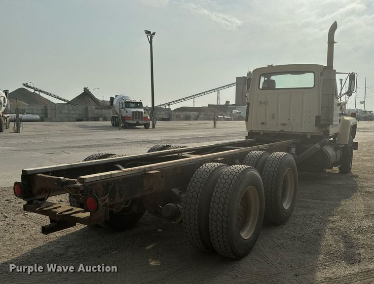 image for item DP8476 1981 Ford LT9000 truck cab and chassis