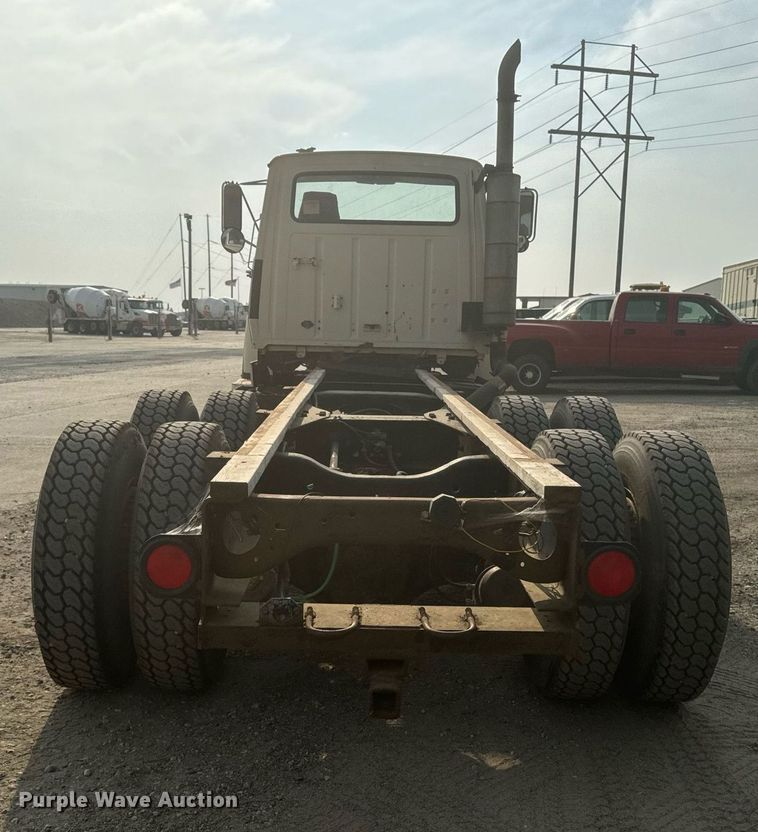 image for item DP8476 1981 Ford LT9000 truck cab and chassis