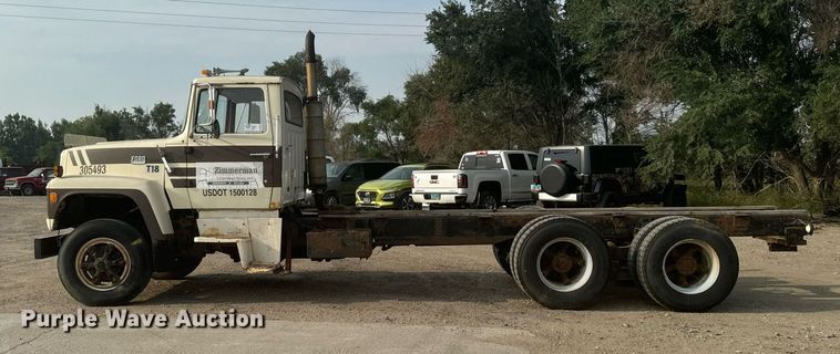 image for item DP8476 1981 Ford LT9000 truck cab and chassis