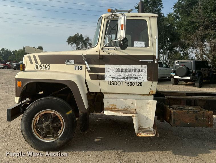 image for item DP8476 1981 Ford LT9000 truck cab and chassis