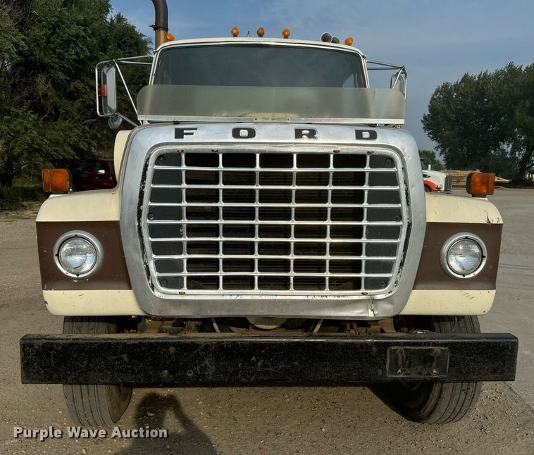 image for item DP8476 1981 Ford LT9000 truck cab and chassis