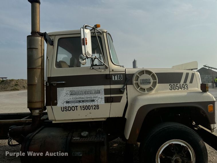 image for item DP8476 1981 Ford LT9000 truck cab and chassis