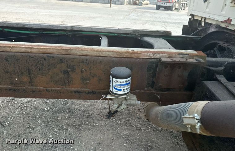 image for item DP8476 1981 Ford LT9000 truck cab and chassis