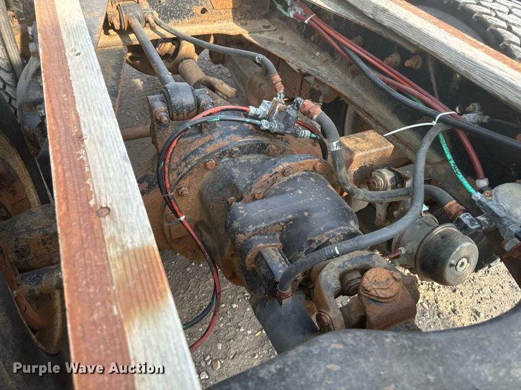 image for item DP8476 1981 Ford LT9000 truck cab and chassis