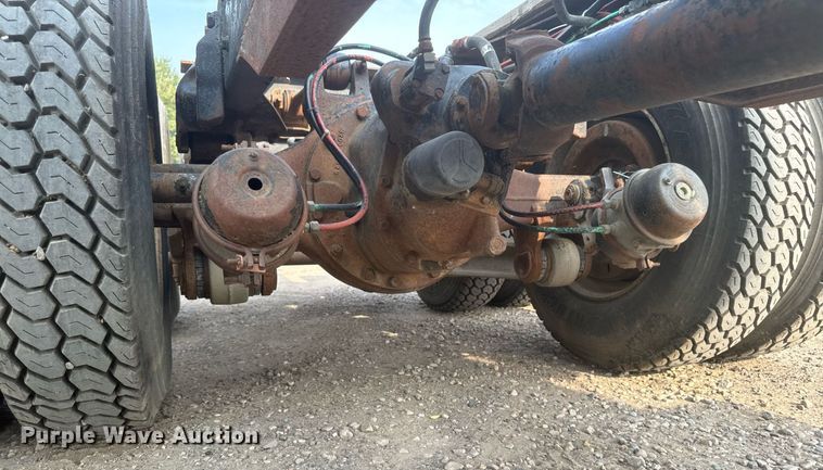 image for item DP8476 1981 Ford LT9000 truck cab and chassis