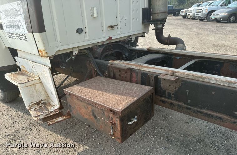 image for item DP8476 1981 Ford LT9000 truck cab and chassis