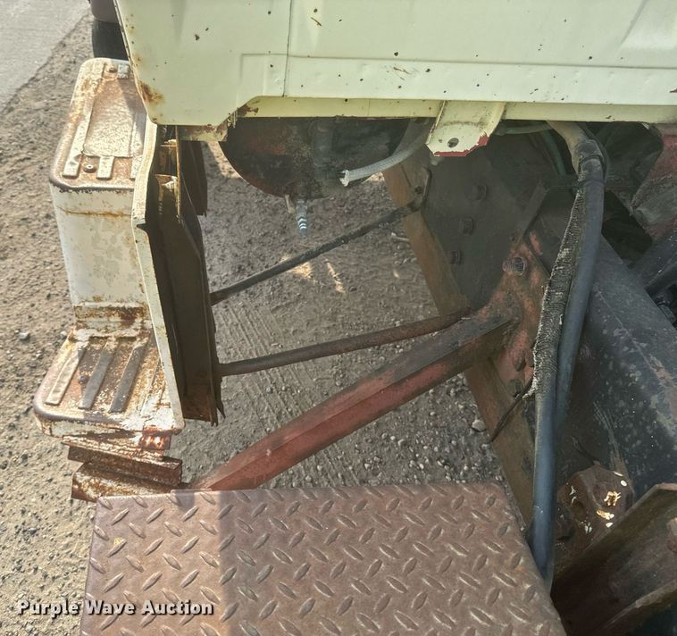 image for item DP8476 1981 Ford LT9000 truck cab and chassis