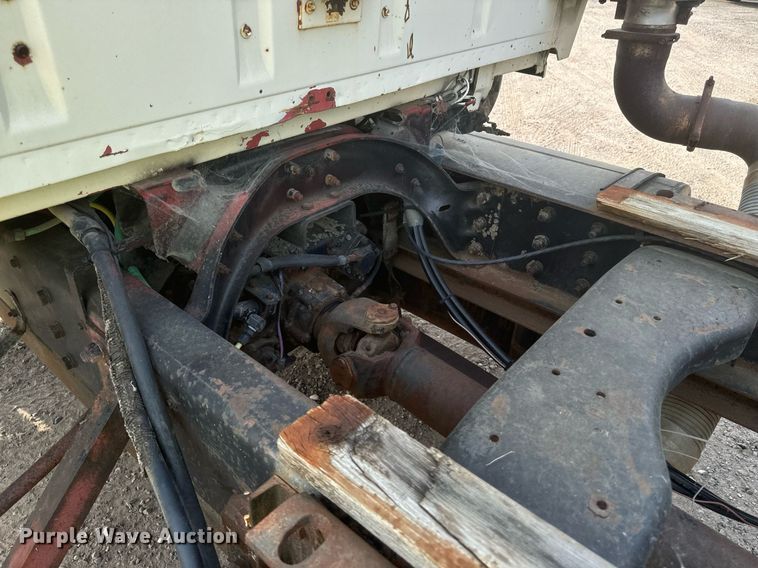 image for item DP8476 1981 Ford LT9000 truck cab and chassis