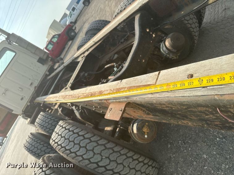 image for item DP8476 1981 Ford LT9000 truck cab and chassis