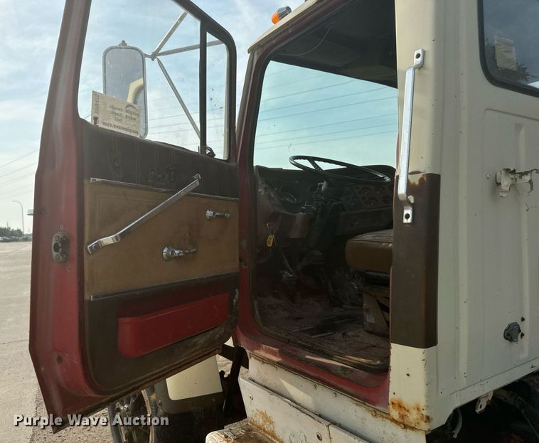 image for item DP8476 1981 Ford LT9000 truck cab and chassis