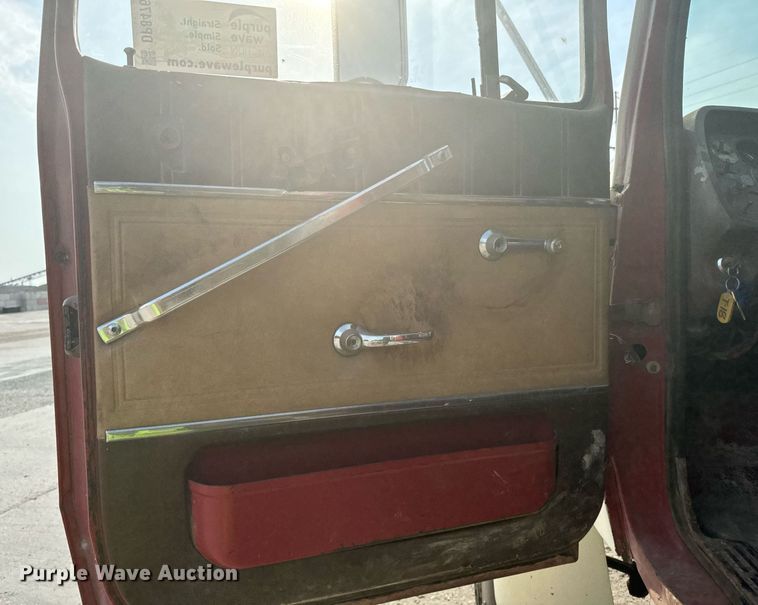 image for item DP8476 1981 Ford LT9000 truck cab and chassis