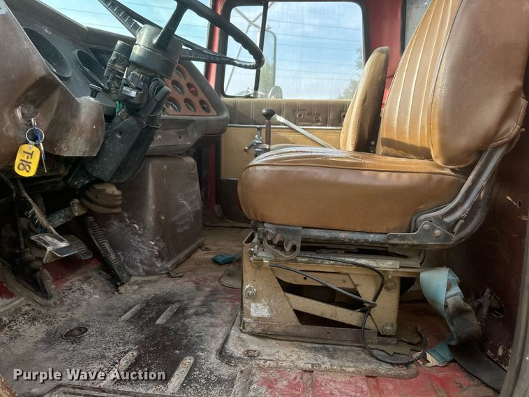 image for item DP8476 1981 Ford LT9000 truck cab and chassis