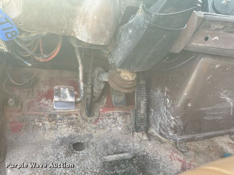 image for item DP8476 1981 Ford LT9000 truck cab and chassis