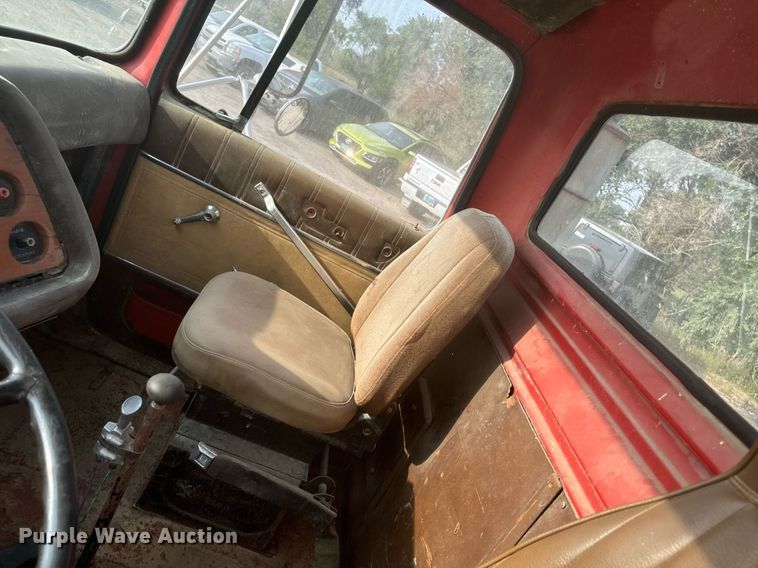 image for item DP8476 1981 Ford LT9000 truck cab and chassis