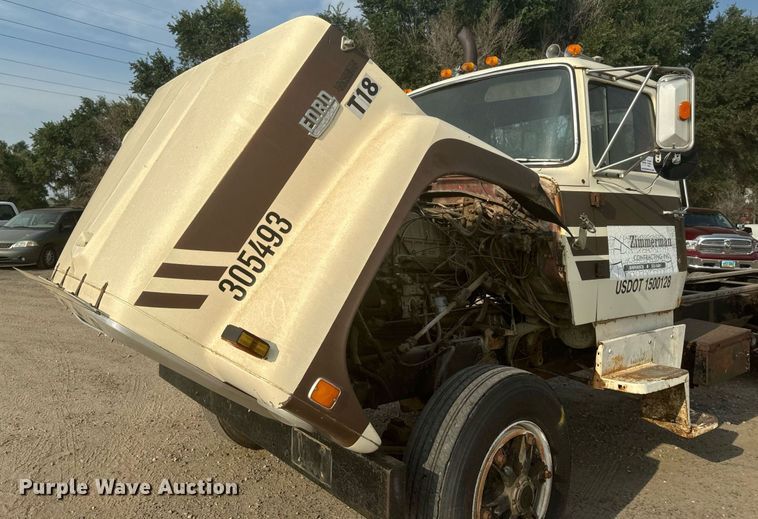 image for item DP8476 1981 Ford LT9000 truck cab and chassis