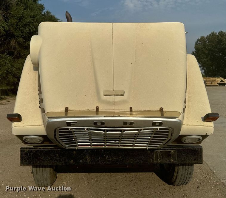 image for item DP8476 1981 Ford LT9000 truck cab and chassis