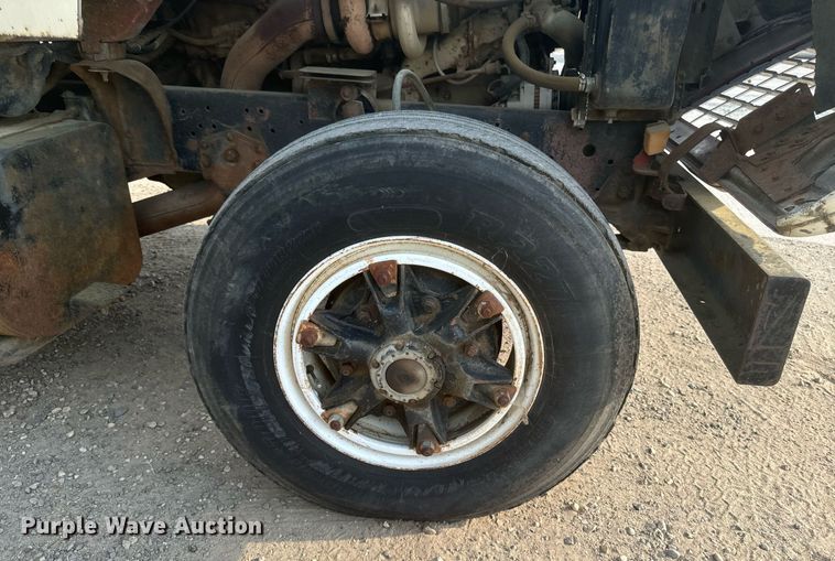 image for item DP8476 1981 Ford LT9000 truck cab and chassis