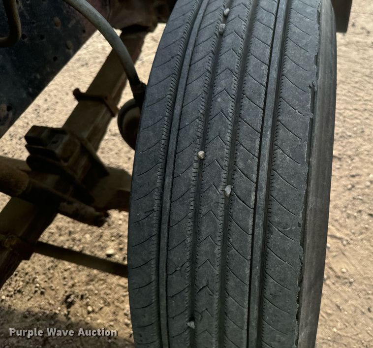 image for item DP8476 1981 Ford LT9000 truck cab and chassis