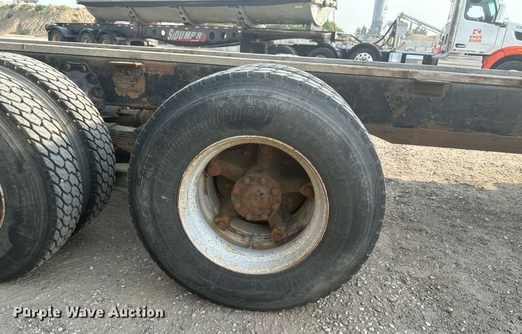 image for item DP8476 1981 Ford LT9000 truck cab and chassis