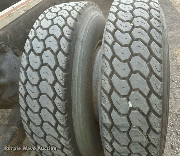 image for item DP8476 1981 Ford LT9000 truck cab and chassis