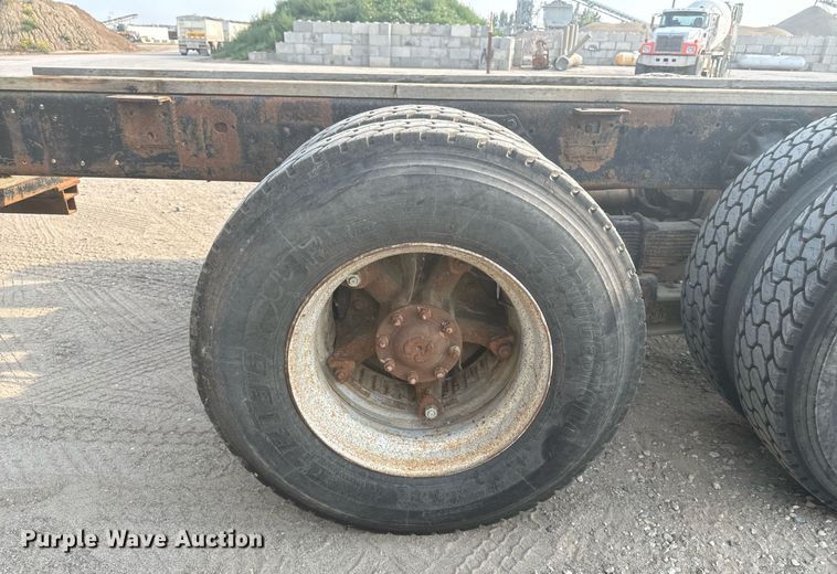 image for item DP8476 1981 Ford LT9000 truck cab and chassis